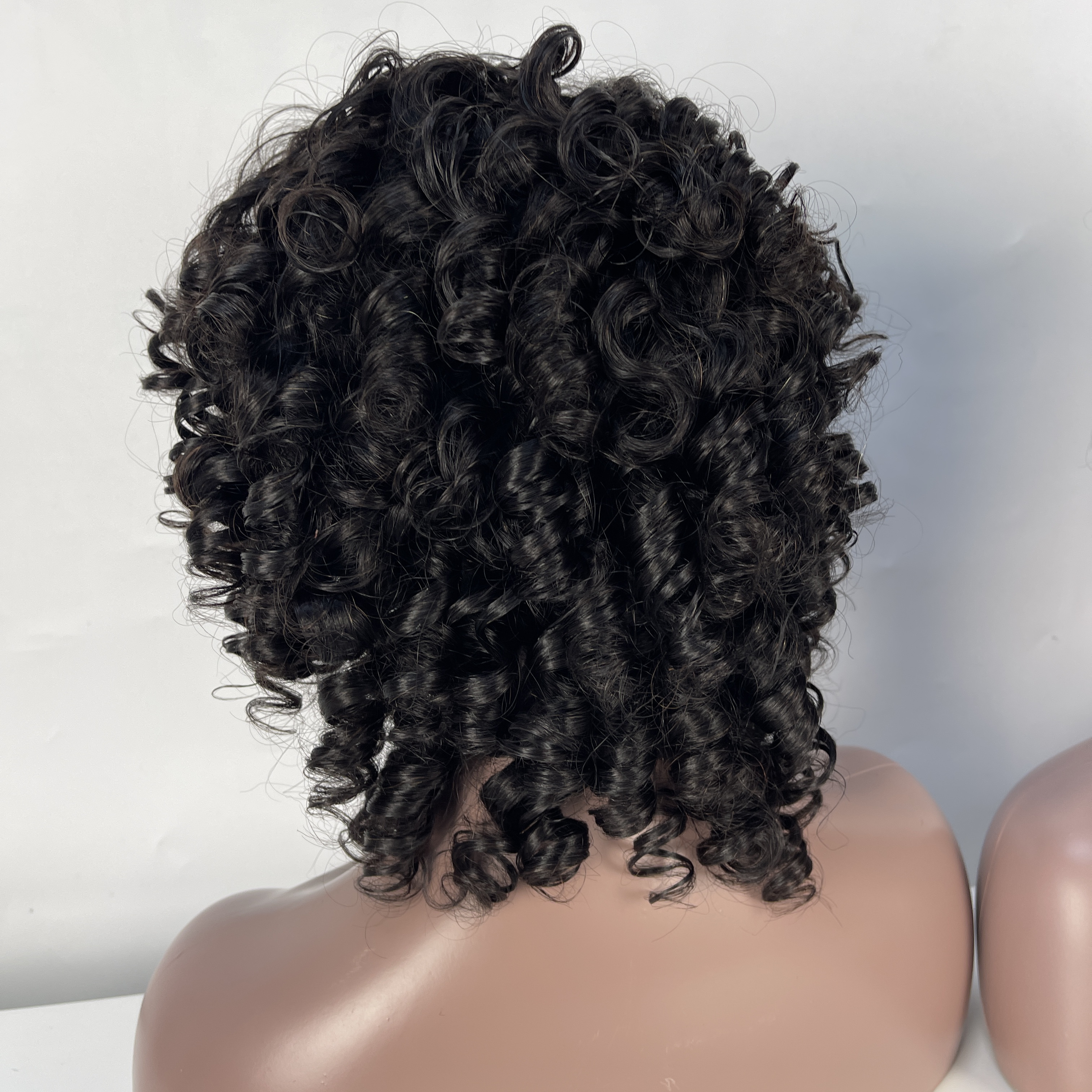 Pelucas de cabello humano rizado corto con flequillo suave espeluznante peluca de cabello humano rizado